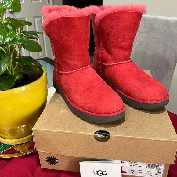 UGG CLASSIC MINI UGG BOOTS-RED - Picture 1 of 6